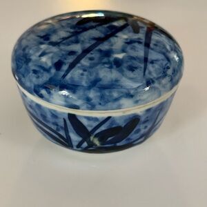 Japanese Imari Mann Porcelain Box Covered Bowl